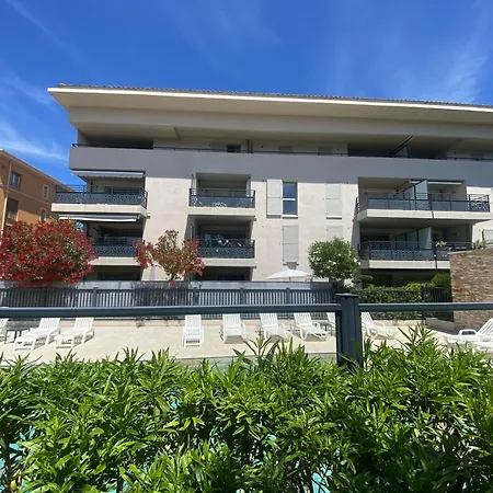 Spacieux Avec Jardin Dans De Grand Standing Avec Piscine